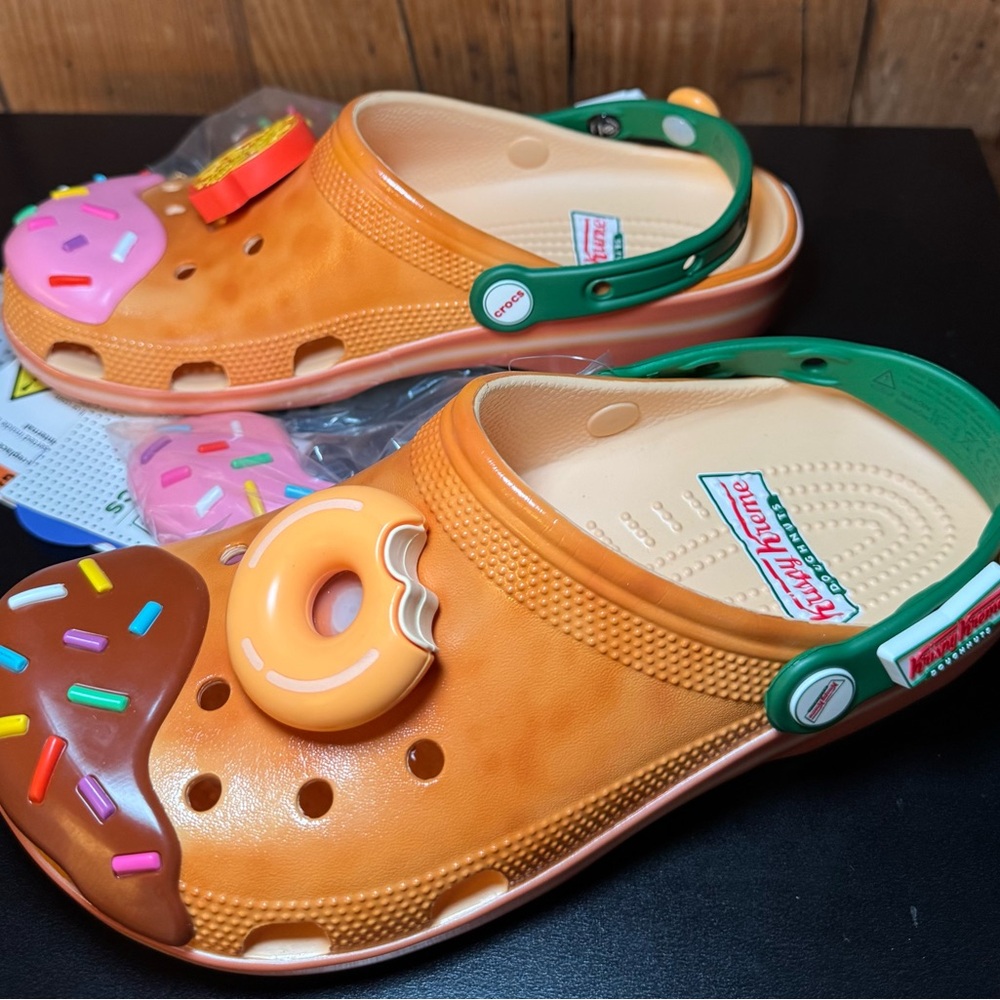 Crocs x Krispy Kreme Classic Clog – Limited Edition - Picture 8 of 16